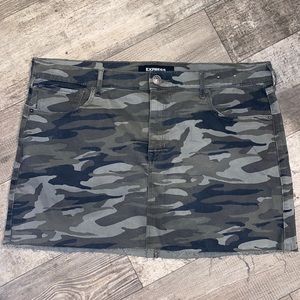 Express Camo mini skirt